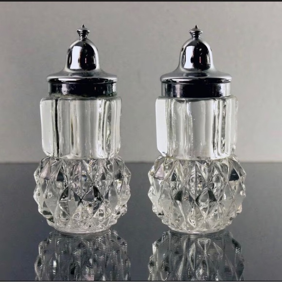 VTG Salt & Pepper Shakers, Indiana Glass, Diamond Point, Silver Tops Clear Glass - Picture 2 of 2